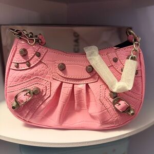 Elegant Pink Croc-Embossed Shoulder Bag